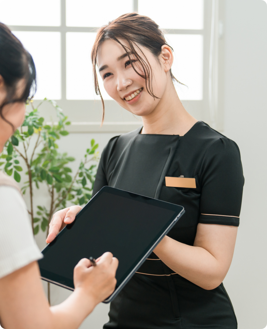 タブレットを見せる女性